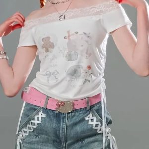 Lace-Trimmed Off-Shoulder Y2K Graphic Top for Retro Summer Vibes